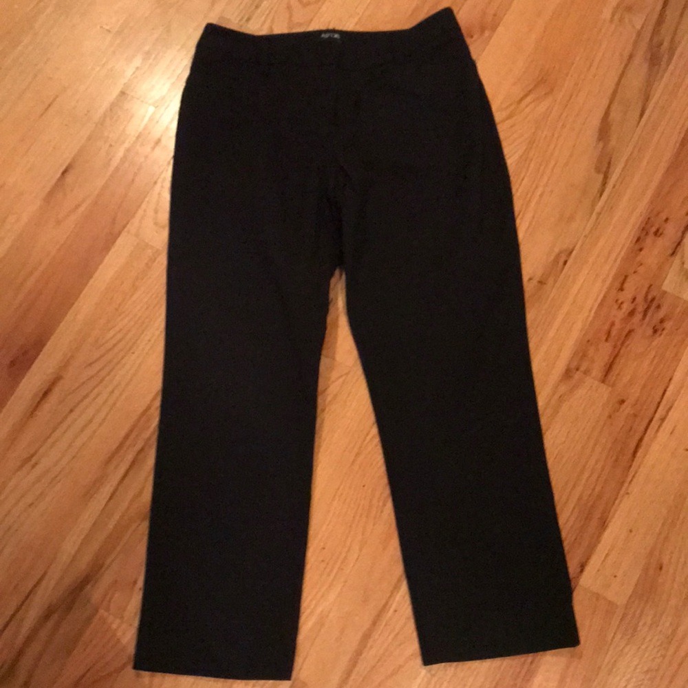 Woman’s apt 9 dress capris. Size 2